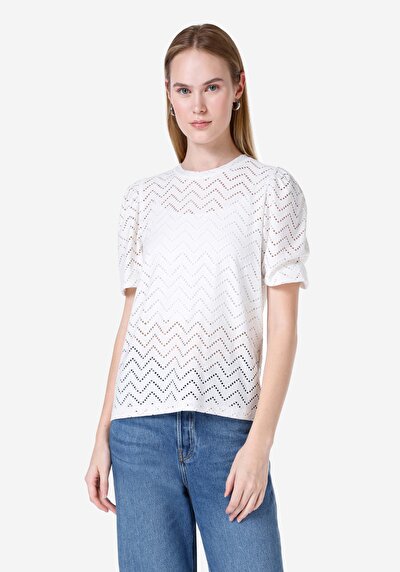 صورة من   رقبة مستديرة نسائي أبيض بأكمام قصيرة تي شيرت