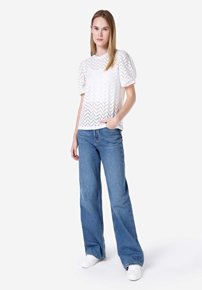 صورة من رقبة مستديرة نسائي أبيض بأكمام قصيرة تي شيرت