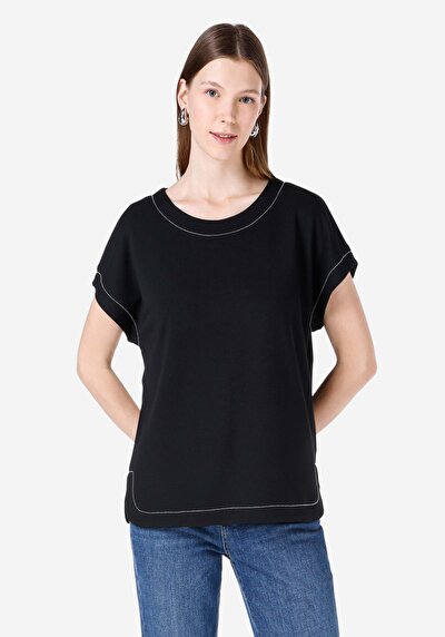 صورة من أسود للنساء تي شيرت بأكمام قصيرة