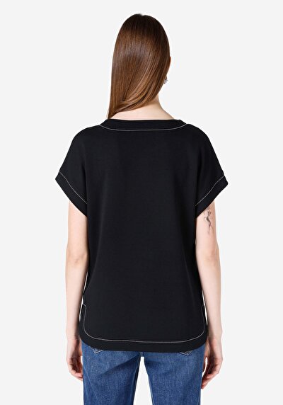 صورة من أسود للنساء تي شيرت بأكمام قصيرة