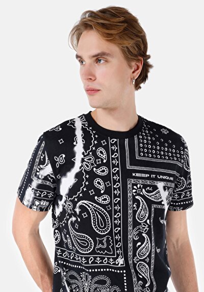 صورة من رقبة مستديرة مطبوعة رجالي أسود قصيرة الأكمام تي شيرت