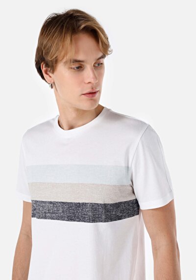 صورة من رقبة مستديرة مستقيم تي شيرت أبيض بأكمام قصيرة للرجال