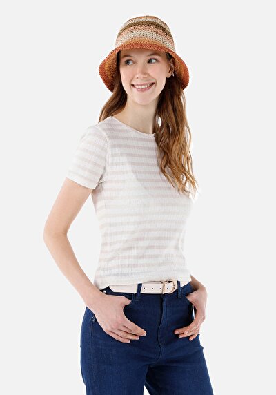 صورة من تي شيرت نسائي بأكمام قصيرة من Ecru