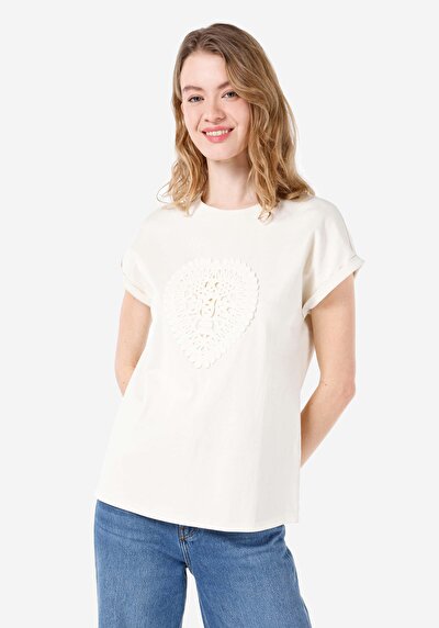 صورة من بيج فاتح للنساء تي شيرت بأكمام قصيرة