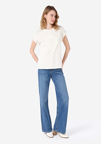 صورة من بيج فاتح للنساء تي شيرت بأكمام قصيرة