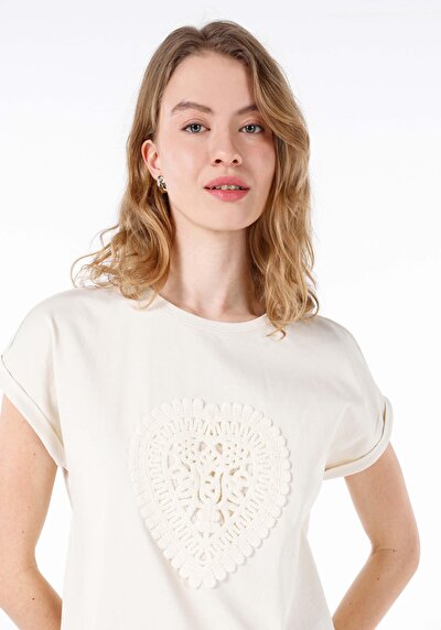 صورة من بيج فاتح للنساء تي شيرت بأكمام قصيرة