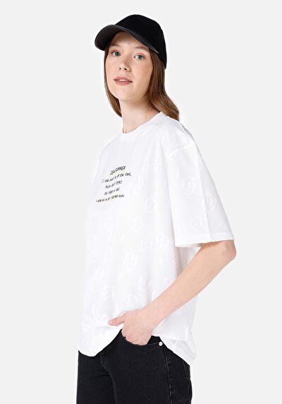 صورة من   رقبة مستديرة نسائي أبيض بأكمام قصيرة تي شيرت