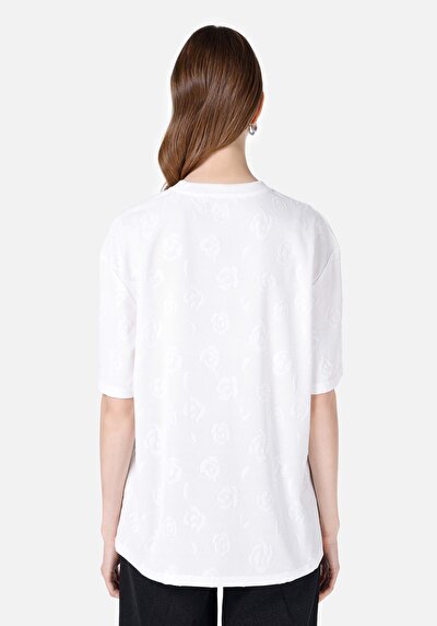 صورة من رقبة مستديرة نسائي أبيض بأكمام قصيرة تي شيرت