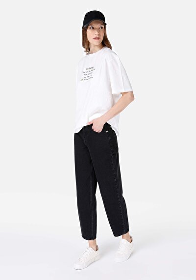 صورة من رقبة مستديرة نسائي أبيض بأكمام قصيرة تي شيرت