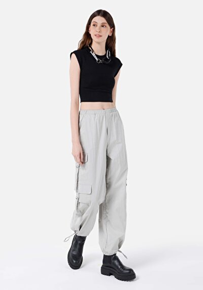 صورة من ضيق قصة رقبة مستديرة مستقيم نسائي أسود كم قصير تي شيرت