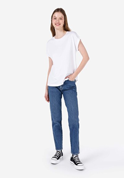 صورة من رقبة مستديرة مستقيم نسائي أبيض بأكمام قصيرة تي شيرت