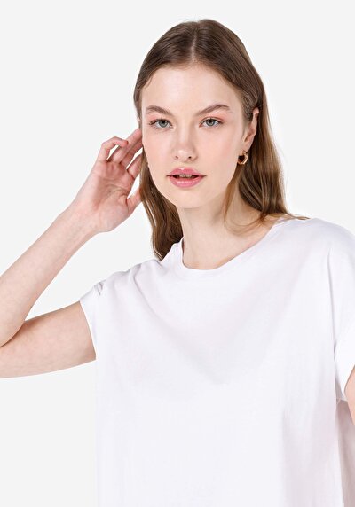 صورة من رقبة مستديرة مستقيم نسائي أبيض بأكمام قصيرة تي شيرت