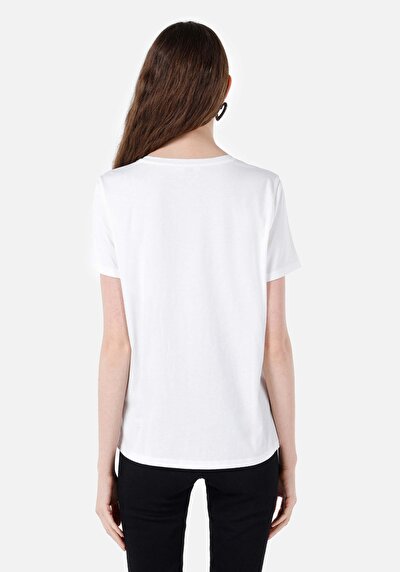 صورة من أبيض للنساء تي شيرت بأكمام قصيرة