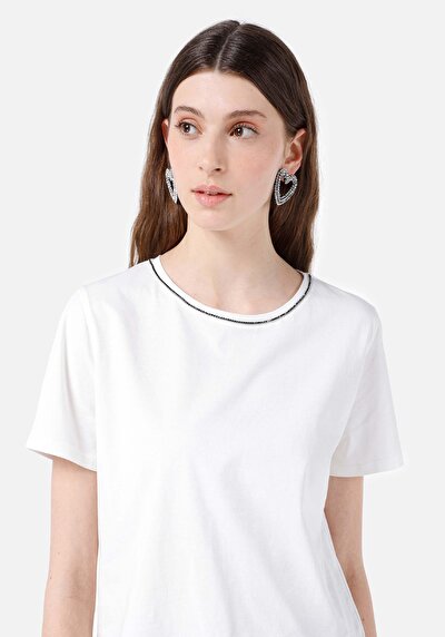 صورة من أبيض للنساء تي شيرت بأكمام قصيرة