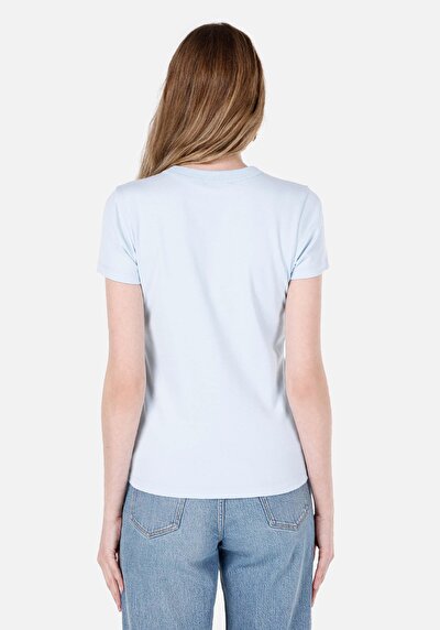 صورة من أزرق للنساء تي شيرت بأكمام قصيرة