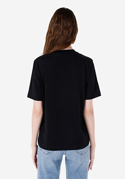 صورة من أسود للنساء تي شيرت بأكمام قصيرة