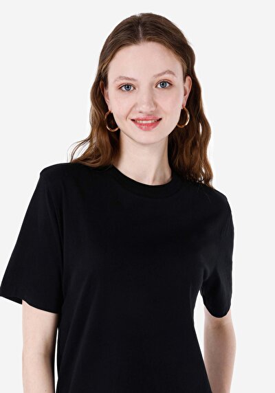 صورة من أسود للنساء تي شيرت بأكمام قصيرة