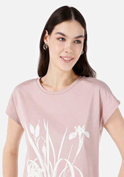 صورة من وردي للنساء تي شيرت بأكمام قصيرة