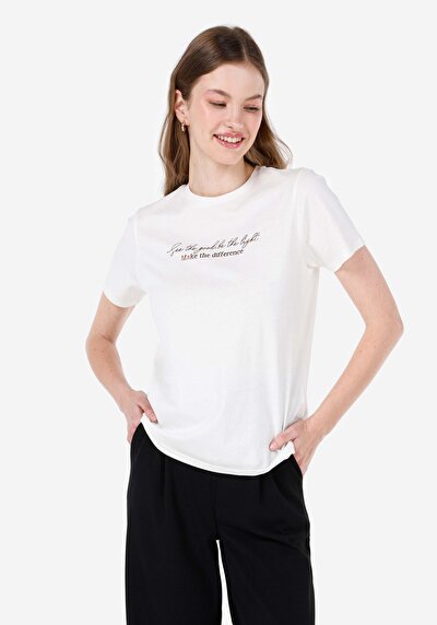 صورة من أبيض للنساء تي شيرت بأكمام قصيرة