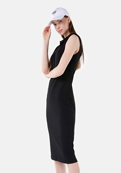 صورة من فستان نسائي أسود بلا أكمام نحيف