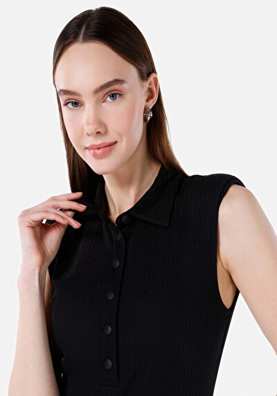 صورة من فستان نسائي أسود بلا أكمام نحيف