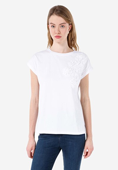 صورة من أبيض للنساء تي شيرت بأكمام قصيرة