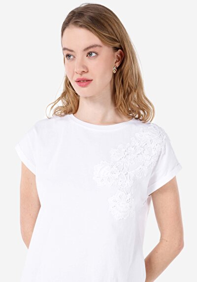 صورة من أبيض للنساء تي شيرت بأكمام قصيرة