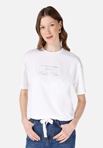 صورة من   رقبة مستديرة نسائي أبيض بأكمام قصيرة تي شيرت