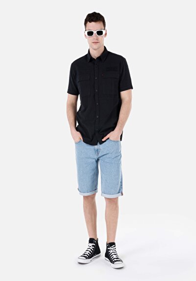 صورة من قميص عادي رقبة مستقيم رجالي أسود كم قصير قميص