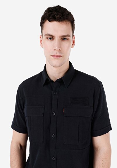 صورة من قميص عادي رقبة مستقيم رجالي أسود كم قصير قميص