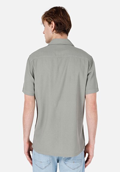 صورة من قميص عادي رقبة مستقيم رجالي أخضر كم قصير قميص