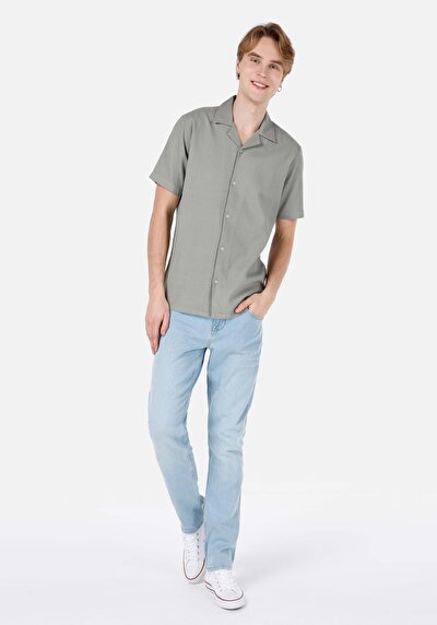 صورة من قميص عادي رقبة مستقيم رجالي أخضر كم قصير قميص