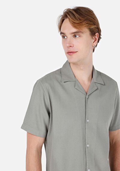 صورة من قميص عادي رقبة مستقيم رجالي أخضر كم قصير قميص