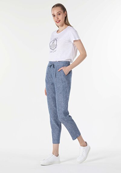 صورة من أبيض للنساء تي شيرت بأكمام قصيرة