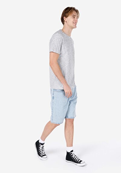 صورة من رقبة مستديرة مخطط رجالي رمادي كم قصير تي شيرت