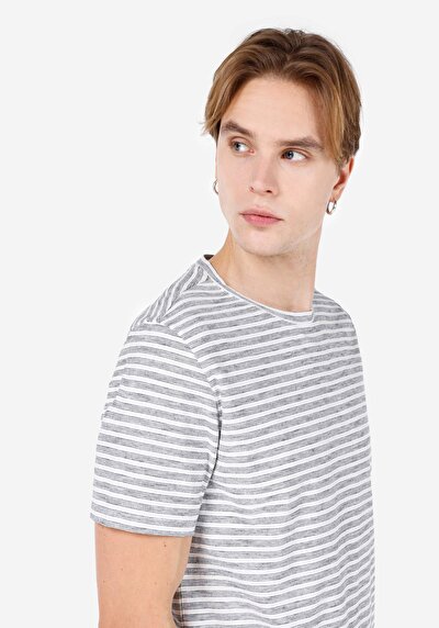 صورة من رقبة مستديرة مخطط رجالي رمادي كم قصير تي شيرت