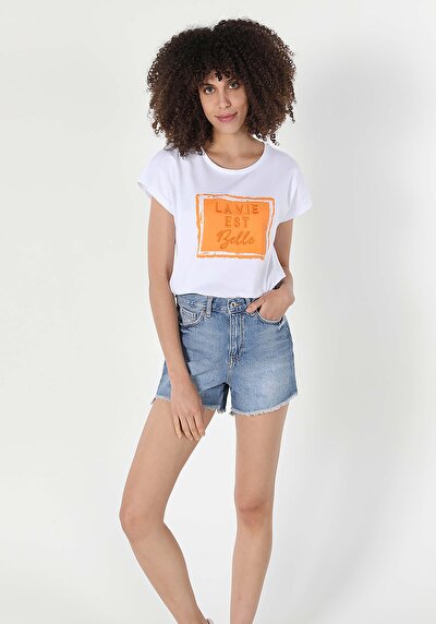 صورة من أبيض للنساء تي شيرت بأكمام قصيرة