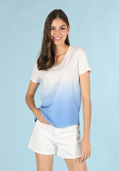صورة من أزرق للنساء تي شيرت بأكمام قصيرة