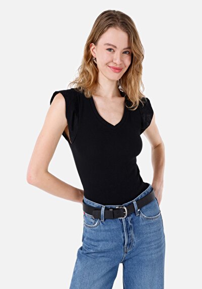 صورة من أسود للنساء تي شيرت بأكمام قصيرة