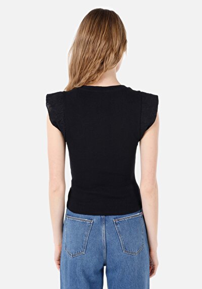 صورة من أسود للنساء تي شيرت بأكمام قصيرة