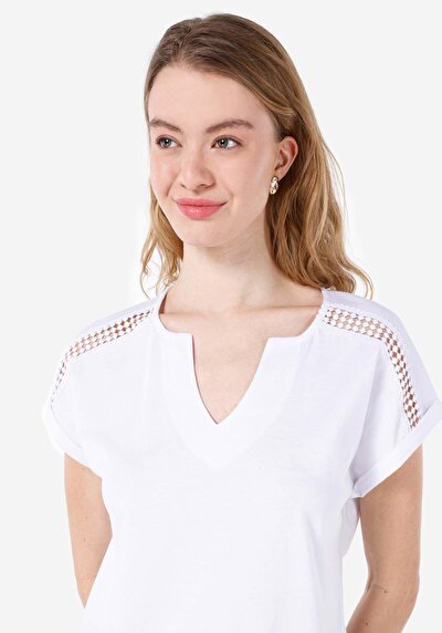 صورة من أبيض للنساء تي شيرت بأكمام قصيرة