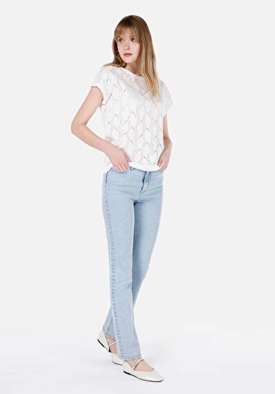 صورة من أبيض للنساء تي شيرت بأكمام قصيرة