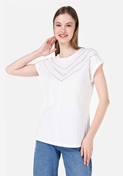 صورة من   رقبة مستديرة مستقيم نسائي أبيض بأكمام قصيرة تي شيرت