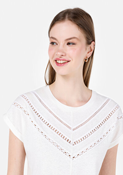 صورة من رقبة مستديرة مستقيم نسائي أبيض بأكمام قصيرة تي شيرت