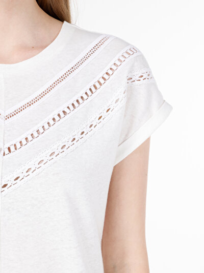 صورة من رقبة مستديرة مستقيم نسائي أبيض بأكمام قصيرة تي شيرت