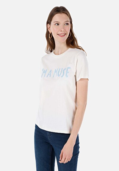 صورة من   رقبة مستديرة نسائي أبيض بأكمام قصيرة تي شيرت