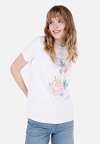 صورة من   رقبة مستديرة نسائي أبيض بأكمام قصيرة تي شيرت