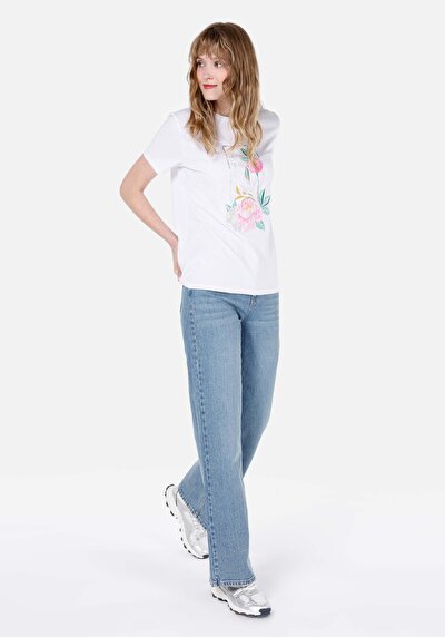 صورة من رقبة مستديرة نسائي أبيض بأكمام قصيرة تي شيرت