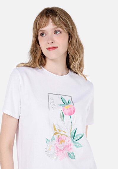 صورة من رقبة مستديرة نسائي أبيض بأكمام قصيرة تي شيرت