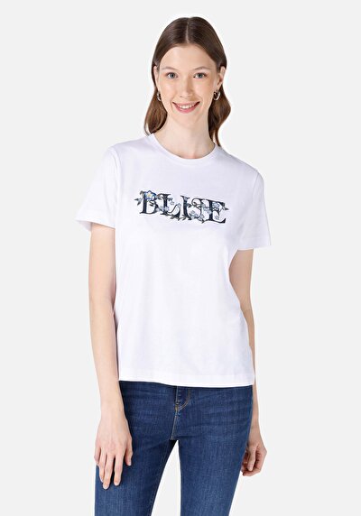 صورة من   رقبة مستديرة نسائي أبيض بأكمام قصيرة تي شيرت